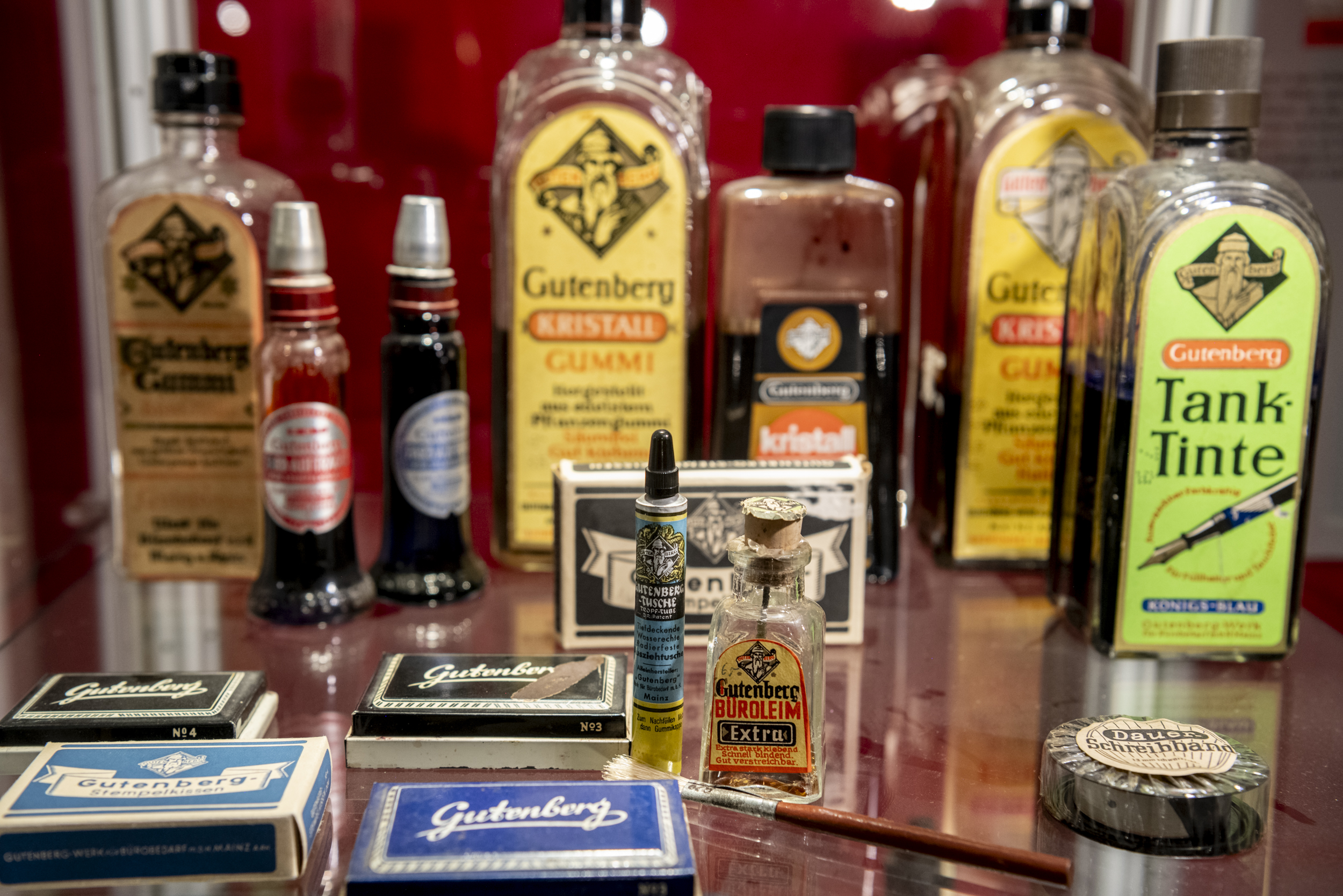 Vitrine zu Produkten von Mainzer Industrieunternehmen in der Dauerausstellung Wirtschafts- und Arbeitsleben.